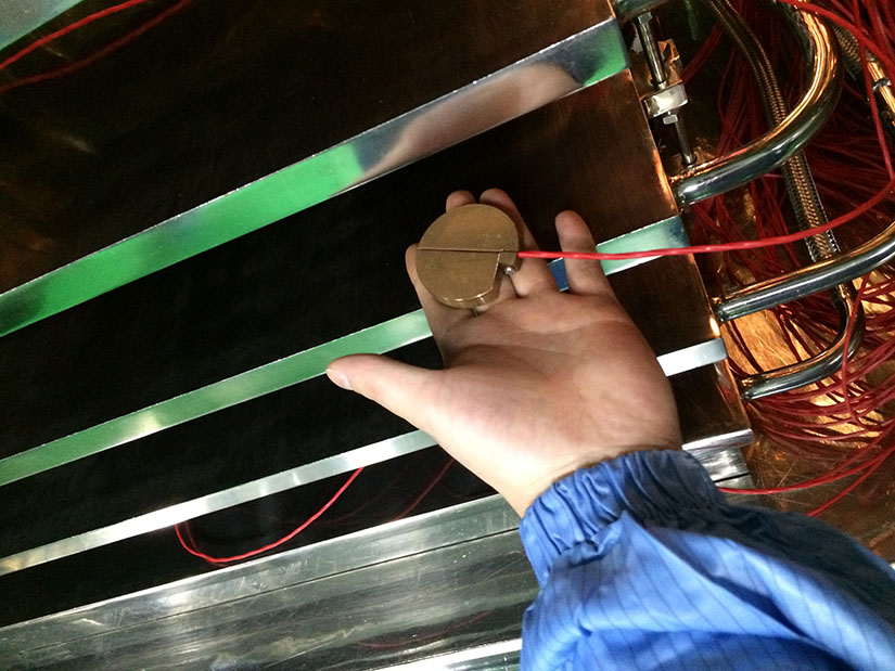 冻干块与探头连接，测试冻干机板层温度均匀性 